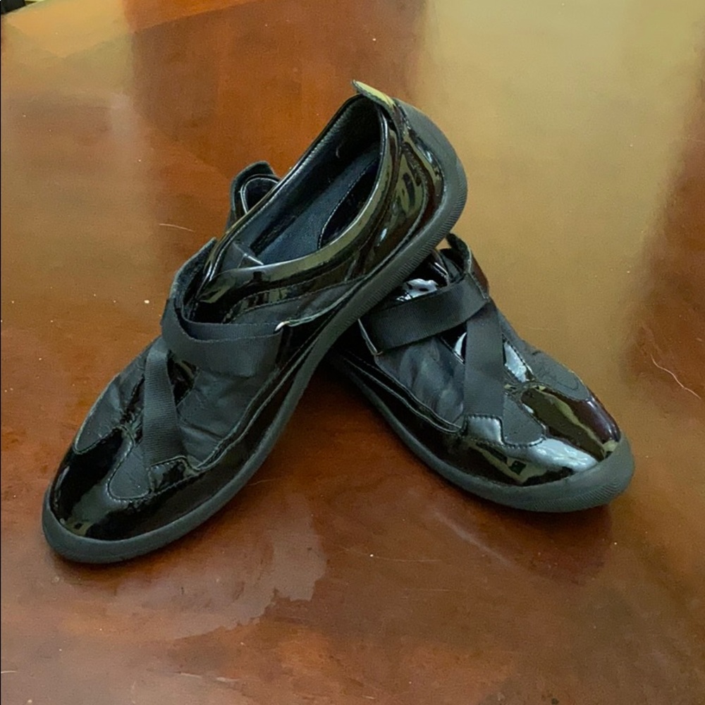 Cole Haan Patent Leather stylish shoe! Cute